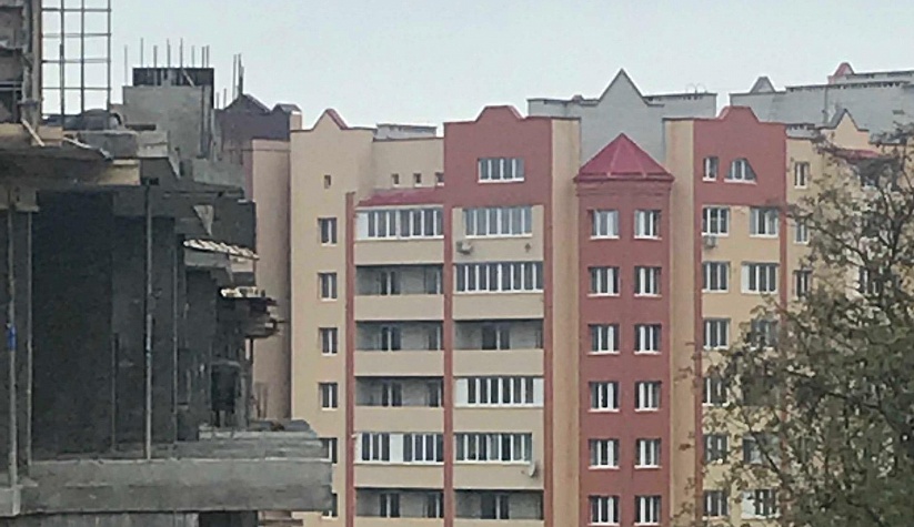 Утеплення фасаду багатоквартирного будинку на вулиці Головацького у Тернополі