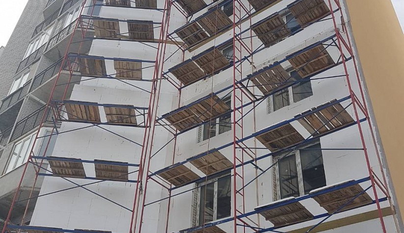 Утеплення фасаду багатоквартирного будинку на вулиці Головацького у Тернополі